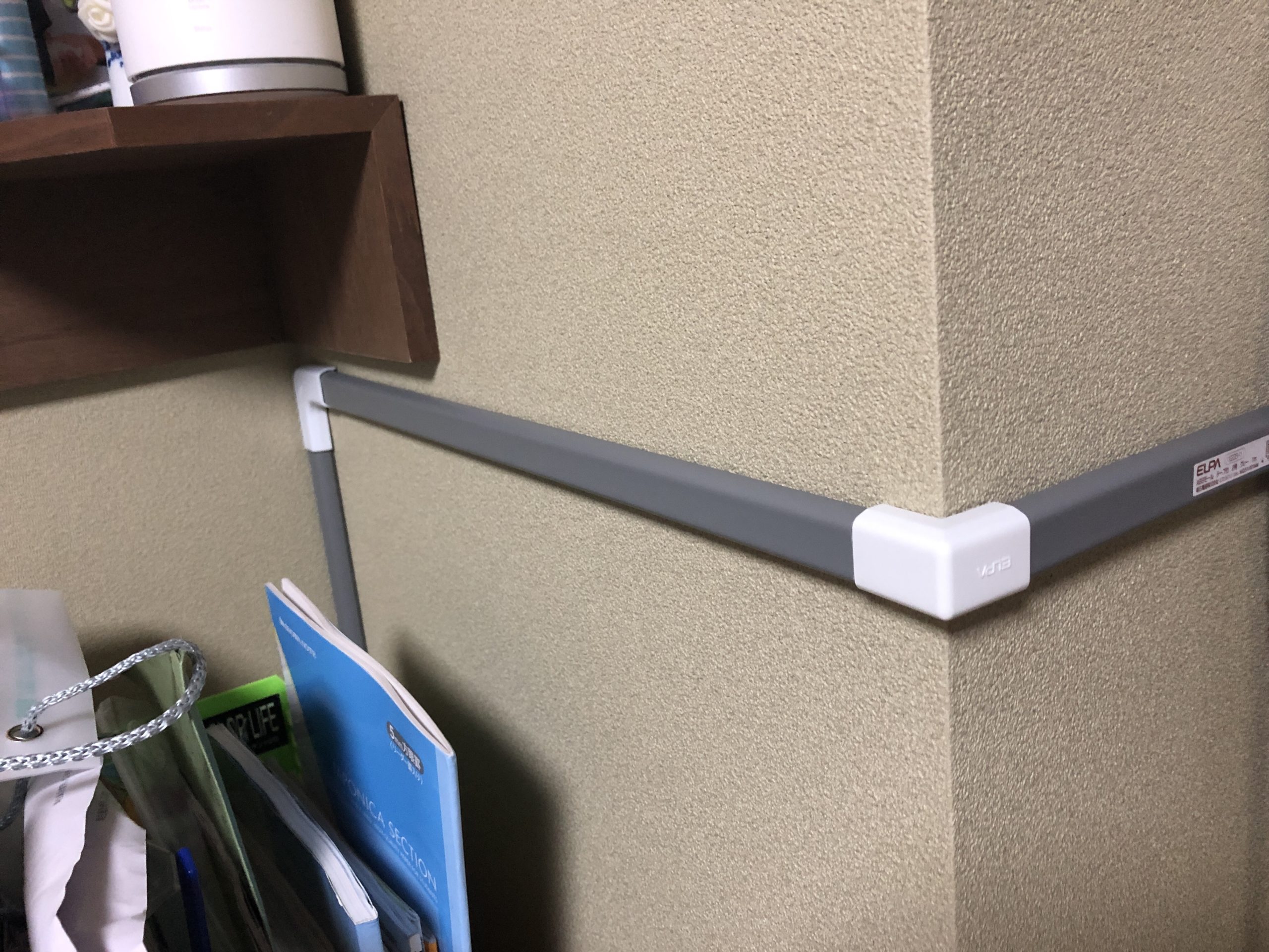 Diy I Ot 床を這うコードを隠す モールを使ってお部屋をスッキリ 続編 便利な世の中を便利に生きる